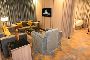 Familie suite | Woonruimte | Een 45-inch flatscreentelevisie met satellietzenders