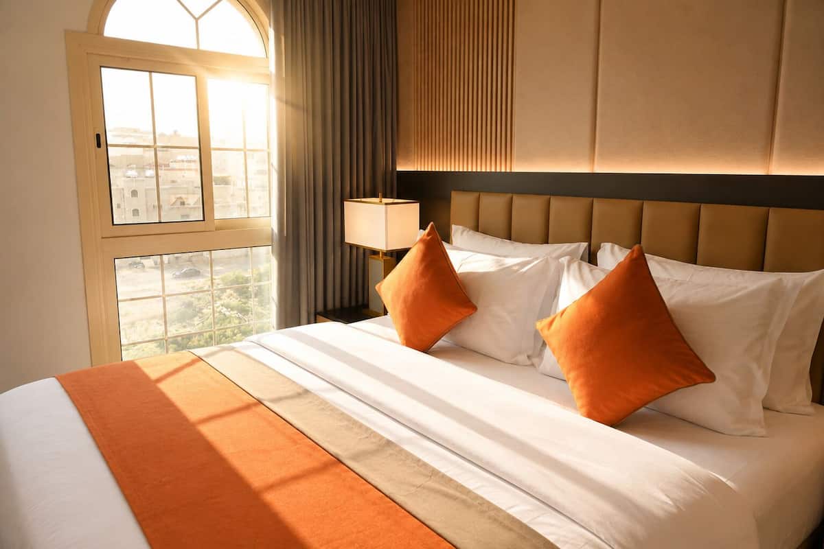 Executive Suite | Egyptian cotton sheets, premium bedding, pillow-top beds, minibar