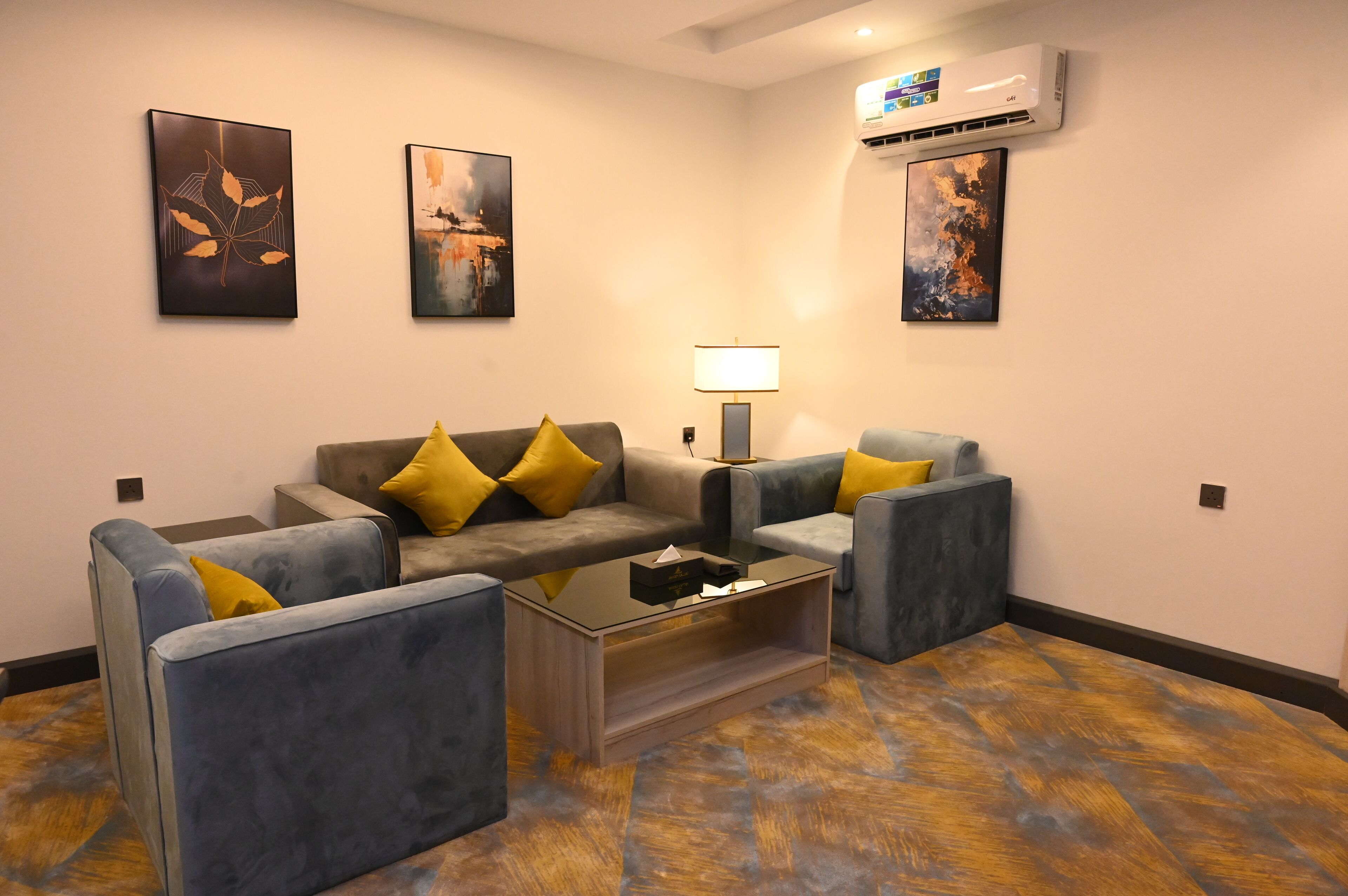 Suite Junior, vista città | Area soggiorno | TV a schermo piatto 45 pollici con canali satellitari