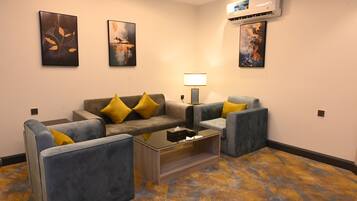 Suite Junior, vista città | Area soggiorno | TV a schermo piatto 45 pollici con canali satellitari