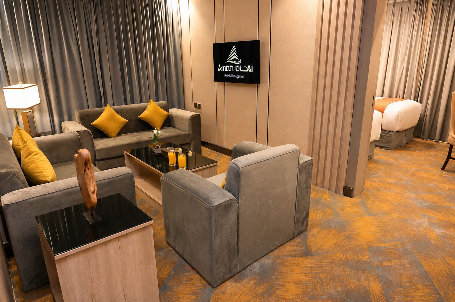 Executive Suite | Egyptian cotton sheets, premium bedding, pillow-top beds, minibar