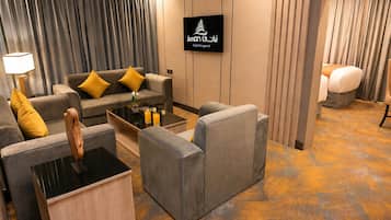 Executive Suite | Egyptian cotton sheets, premium bedding, pillow-top beds, minibar