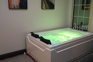 Suite de luna de miel, vista a la ciudad | Sábanas de algodón egipcio y ropa de cama de alta calidad 