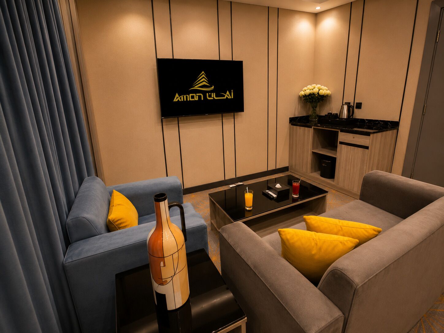 Suite luna di miele | Area soggiorno | TV a schermo piatto 45 pollici con canali satellitari