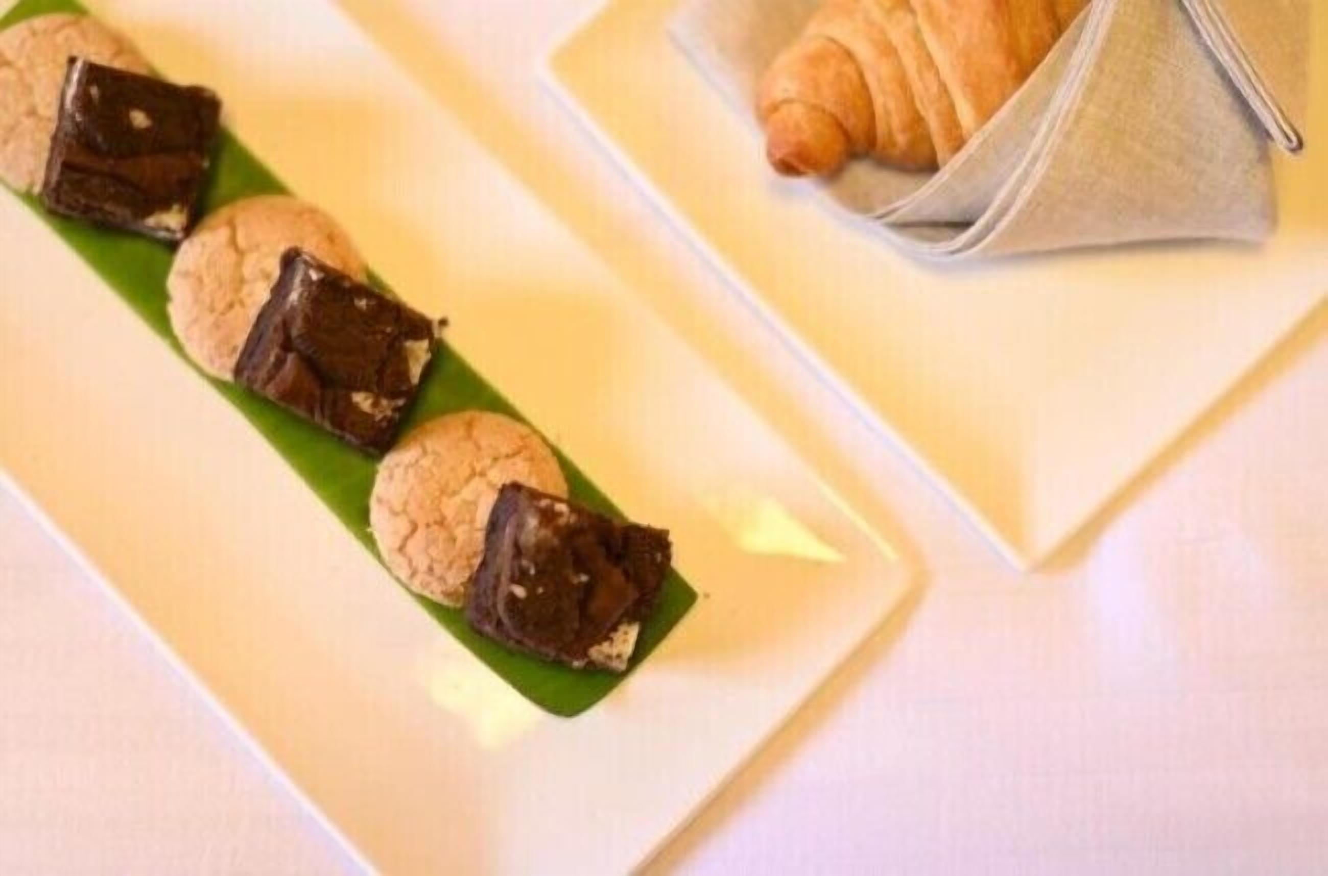 Un plato con galletas y un cruasán.