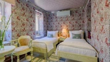 Cortinas blackout, insonorización y tabla de planchar con plancha