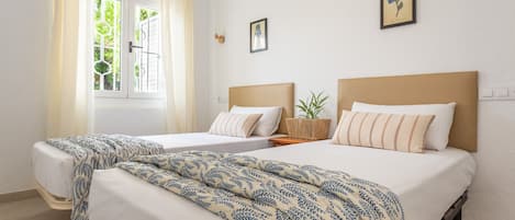 2 chambres, fer et planche à repasser, Wi-Fi gratuit, draps fournis