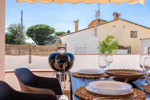Outdoor dining - Casa Iris only 700 meters away from the beach (L'Escala)