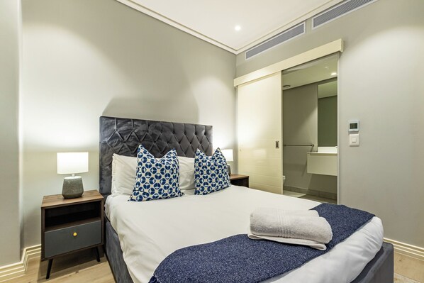 Deluxe-Apartment, Balkon, Stadtblick | Verdunkelungsvorhänge, kostenloses WLAN