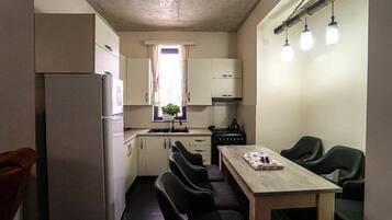 Fridge, oven, stovetop, electric kettle