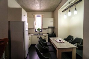 ثلاجة، فرن، موقد طهي مسطح، غلّاية كهربائية