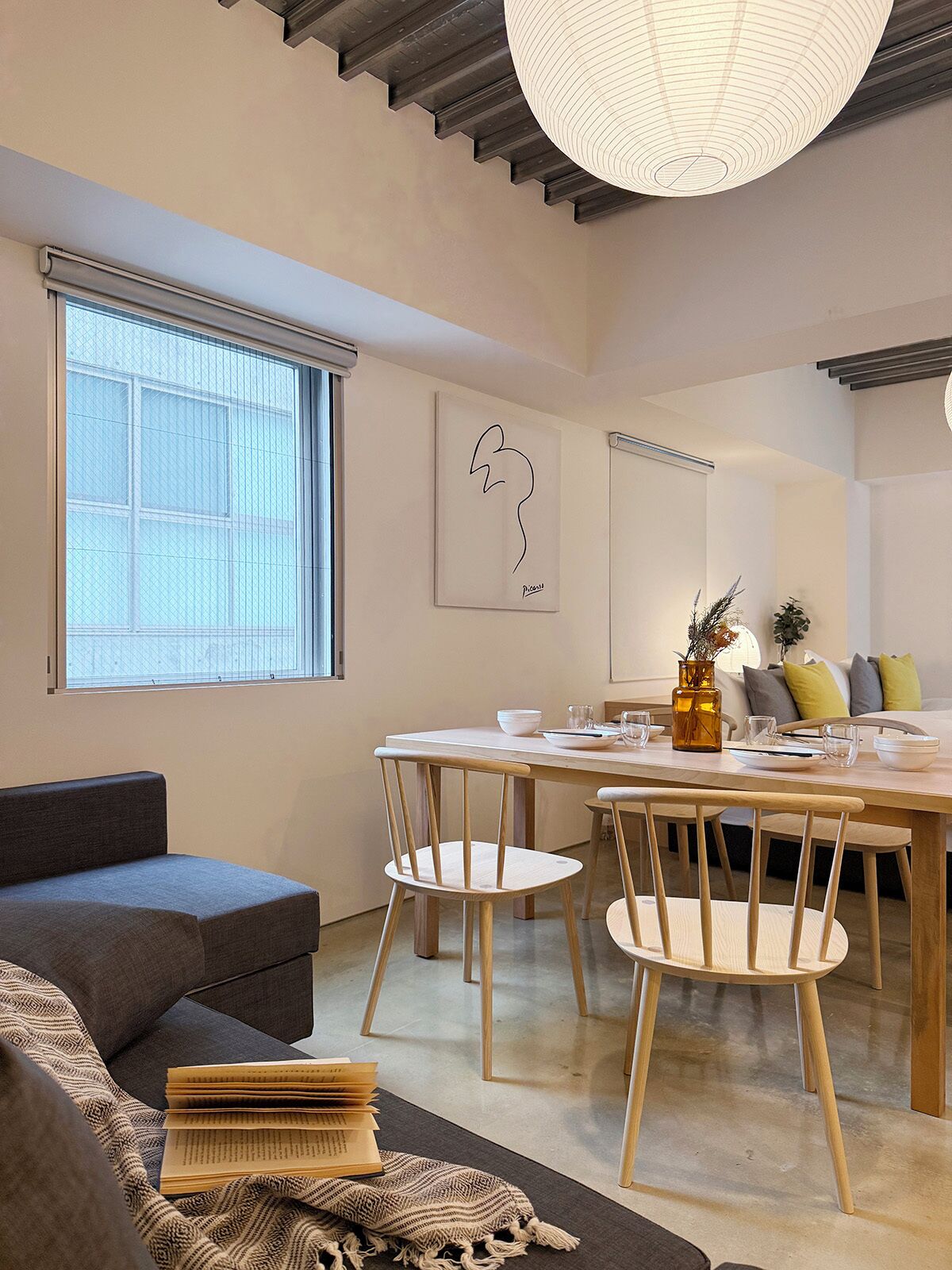 Design studio, balkon | Woonruimte | Een 50-inch smart-tv met kabelzenders