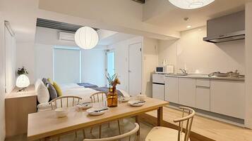 Design-studio, parveke | Oleskelualue | 50–tuumainen äly-TV, jossa kaapelikanavat