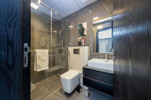 Een haardroger, handdoeken, zeep, toiletpapier