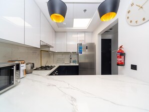 Micro-ondes, four, plaque de cuisson