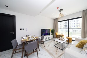 Smart TV - 2-bedroom ensuites,  apartment in charming Dubai with fitness room, AC, WiFi (Dubai south)