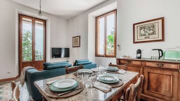 Apartamento, vista para o lago | Sala de jantar