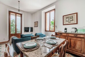 อพาร์ทเมนท์, วิวทะเลสาบ | เครื่องนอนระดับพรีเมียม, ผ้านวมขนเป็ด, เตารีด/โต๊ะรีดผ้า