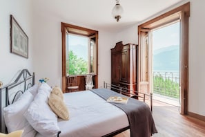 Departamento, vista al lago | Ropa de cama de alta calidad, edredón y tabla de planchar con plancha