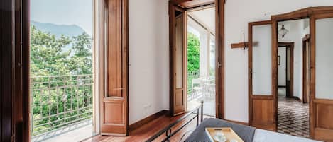 Apartment, Lake View | Premium bedding, down comforters, iron/ironing board, cribs/infant beds