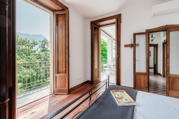 Departamento, vista al lago | Ropa de cama de alta calidad, edredón y tabla de planchar con plancha 