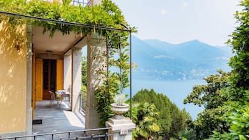 Apartamento, vista para o lago | Roupas de cama premium, edredons de pluma, ferros/tábuas de passar roupa