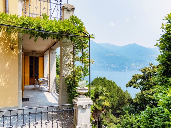 อพาร์ทเมนท์, วิวทะเลสาบ | เครื่องนอนระดับพรีเมียม, ผ้านวมขนเป็ด, เตารีด/โต๊ะรีดผ้า