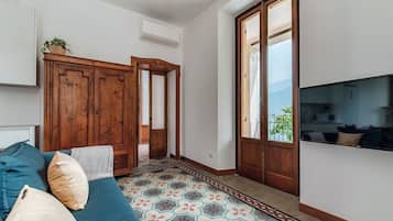 Apartamento, vista para o lago | Roupas de cama premium, edredons de pluma, ferros/tábuas de passar roupa