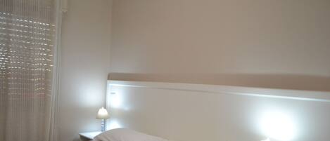 Deluxe driepersoonskamer, terras | Individueel gemeubileerd, gratis wifi