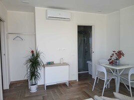 Exclusive Studio Suite, Sea View | Living area