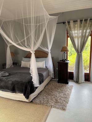 3 bedrooms, iron/ironing board, WiFi, bed sheets - 2 cottages - hot tubs, fireplaces, pool table, sea views, mountain views, wi-fi (Pringle Bay, Overstrand, South Africa)