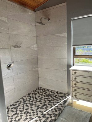 Douche, sèche-cheveux, serviettes fournies, papier toilette