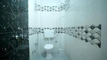 Douche, serviettes fournies, savon, papier toilette