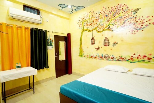 Spacious 8-bedroom hotel suites in delightful Varanasi with AC & Non AC