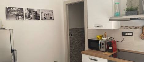 Espresso maker, coffee/tea maker, electric kettle, spices