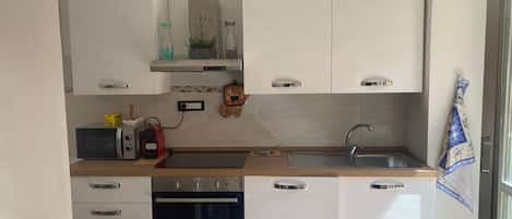 Espressokone, kahvin-/teenkeitin, vedenkeitin, mausteet