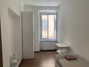 Couette en duvet d'oie, fer et planche à repasser, draps fournis