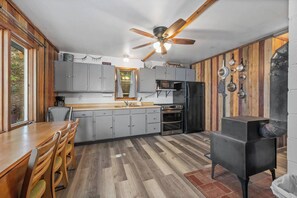 Réfrigérateur, four à micro-ondes, un four, surface de cuisson