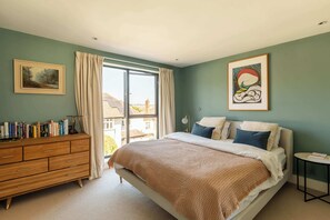 4 bedrooms, desk, iron/ironing board, WiFi