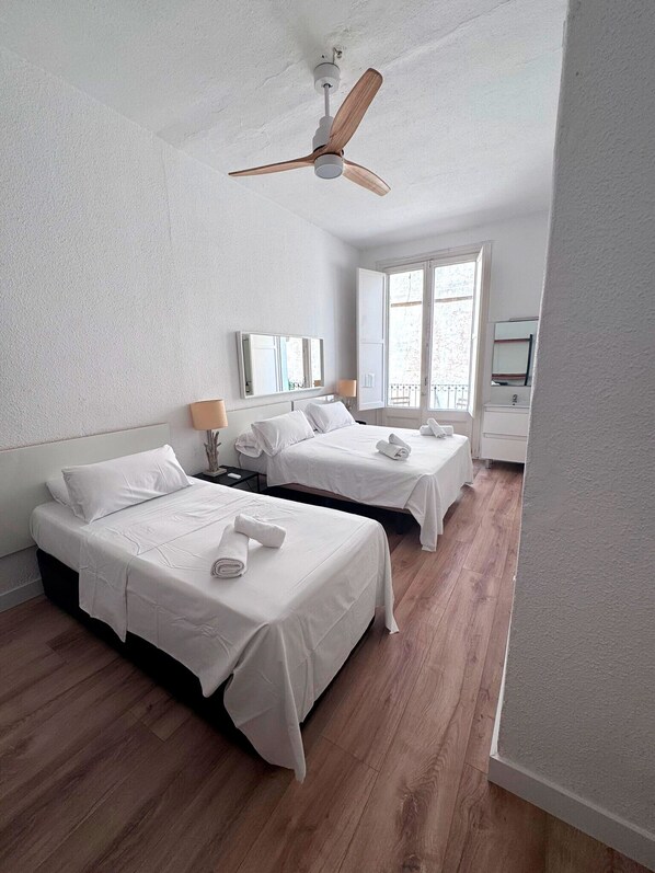 Basic Triple Room, Balcony, City View | Free WiFi - Calma House (Barcelona)