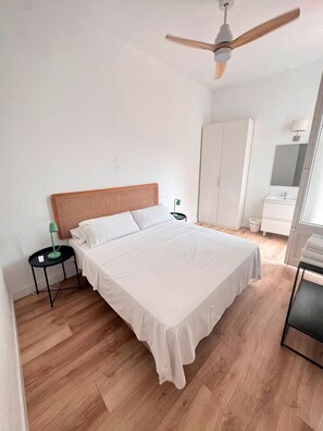 Basic Double Room, Courtyard View | Free WiFi - Calma House (Barcelona)