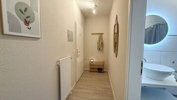 Regadera, secadora de cabello, toallas, jabón