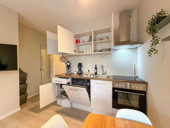 Fridge, oven, stovetop, dishwasher