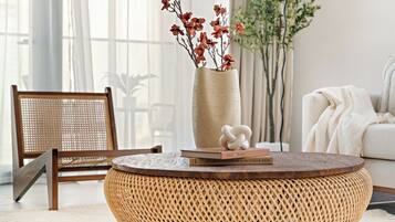 Apartamento grand, vista para a cidade | Área de estar | Smart TV 50 polegadas com canais digitais