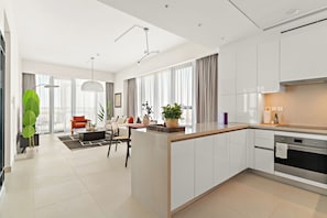 Appartement Deluxe | Cuisine privée | Réfrigérateur, micro-ondes, four, plaque de cuisson