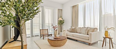 Grand Apartment, City View | Living area