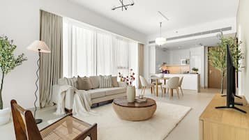 Apartamento grand, vista para a cidade | Área de estar | Smart TV 50 polegadas com canais digitais