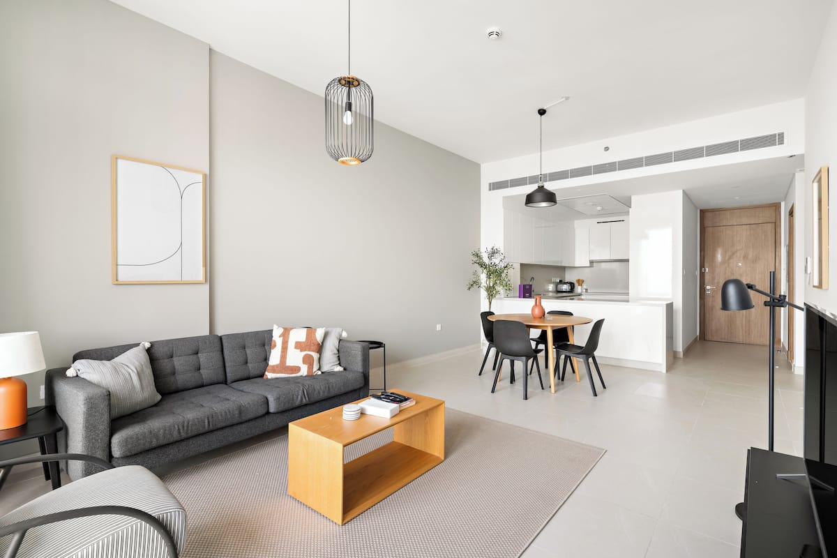 Apartamento clásico, vistas al canal | Zona de estar | Smart TV de 50 pulgadas con canales digitales