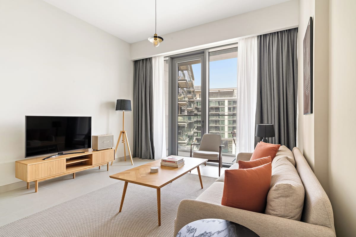 Apartamento Club, vistas al canal | Zona de estar | Smart TV de 50 pulgadas con canales digitales