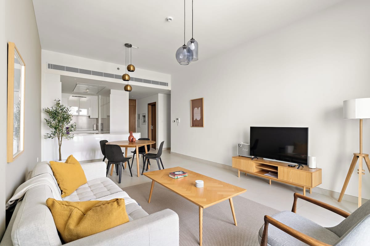 Apartamento superior, vistas al canal | Zona de estar | Smart TV de 50 pulgadas con canales digitales